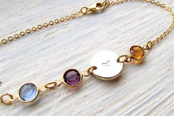 How To Choose The Perfect Birthstone Bracelets For Mom