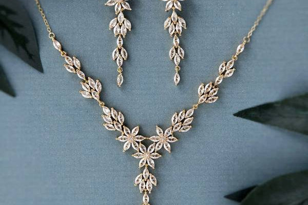 10 Stunning Wedding Necklaces For Brides To Elevate Their Look